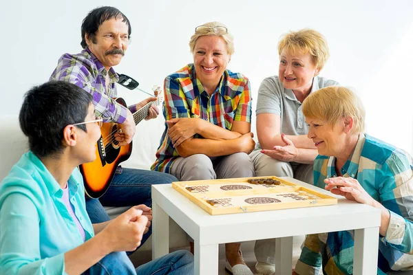 Pessoas idosas jogando jogos de tabuleiro — Fotografia de Stock