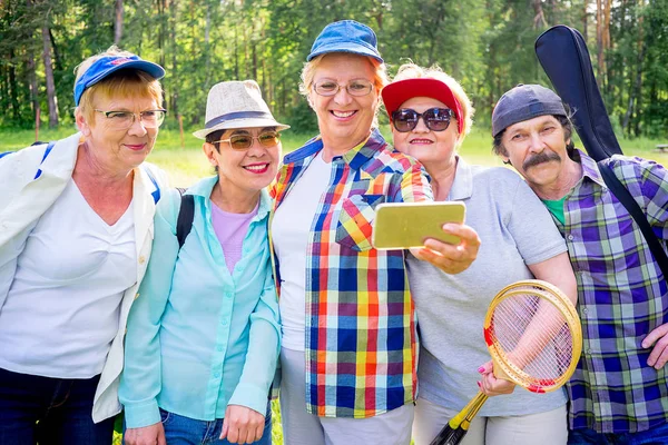 A park magas rangú személyek — Stock Fotó