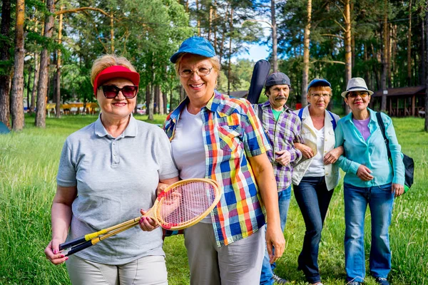 Senior mensen in een park — Stockfoto