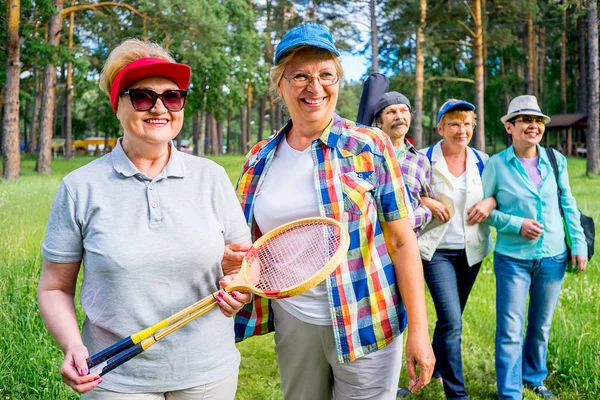 Personas mayores en un parque — Foto de Stock