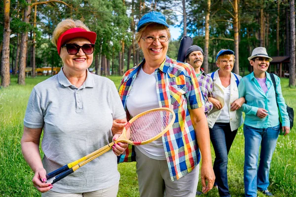 Personas mayores en un parque — Foto de Stock