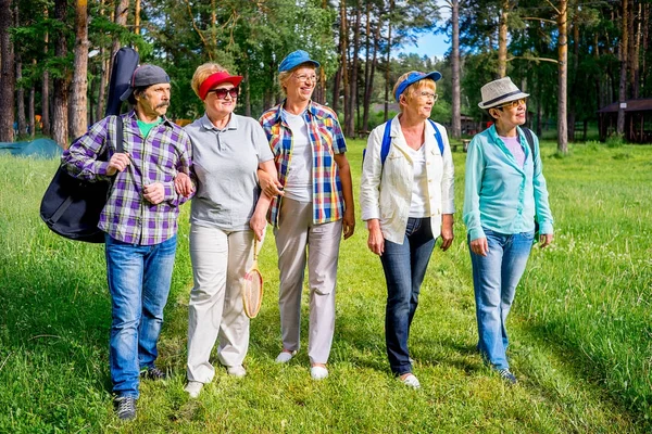 Starsi ludzie w parku — Zdjęcie stockowe