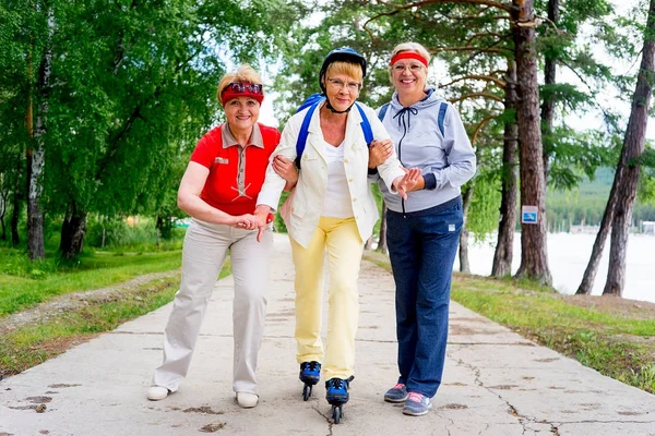 Senior mensen in een park — Stockfoto