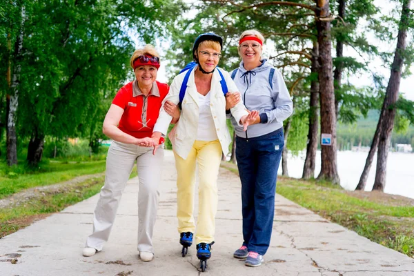 Senior mensen in een park — Stockfoto