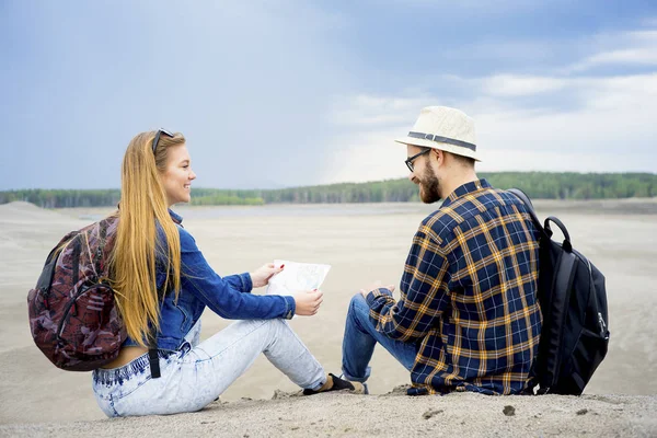 Travelers in a desert — Stock Photo, Image