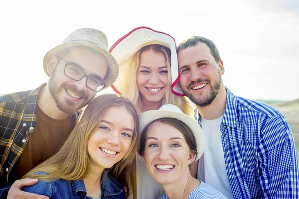 Freunde, die zusammen reisen — Stockfoto