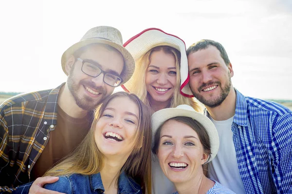 Freunde, die zusammen reisen — Stockfoto