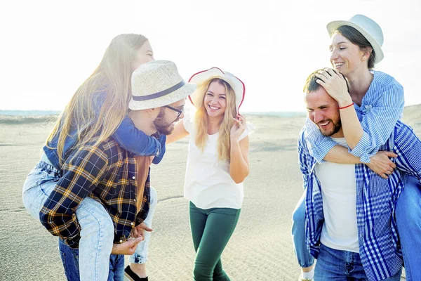 Amigos viajando juntos — Foto de Stock