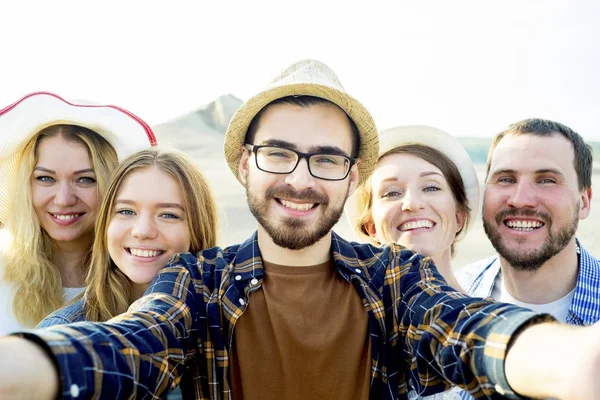 Amigos viajando juntos — Foto de Stock