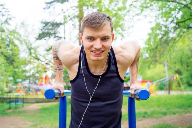 Adam dışarı dışında çalışma