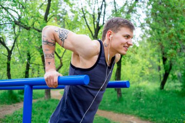 Adam dışarı dışında çalışma