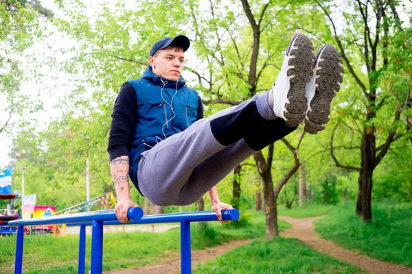 Guy working out outside — Stock Photo, Image