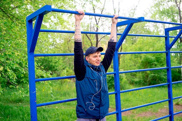 Guy working out outside — Stock Photo, Image