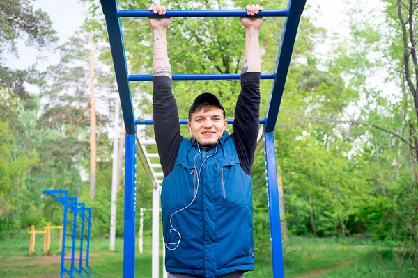 Guy working out outside — Stock Photo, Image