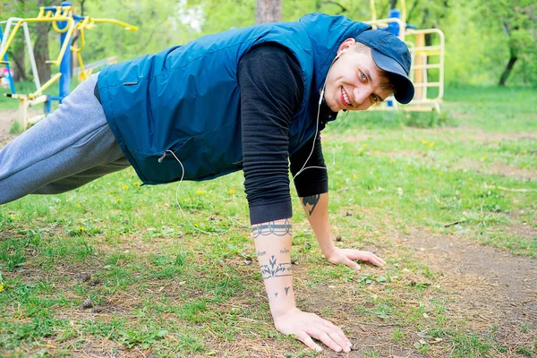 Guy working out outside — Stock Photo, Image