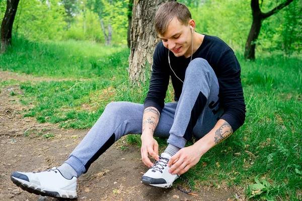 Guy working out outside — Stock Photo, Image