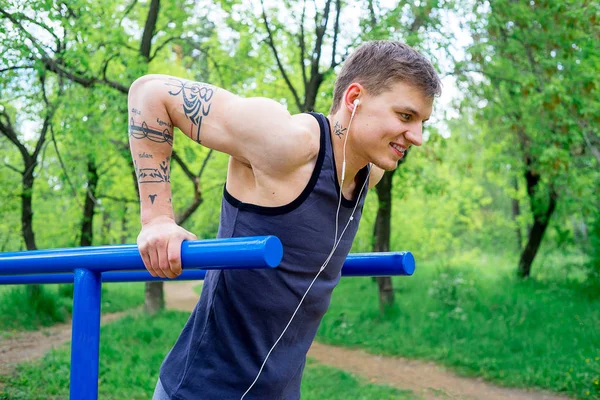 Guy working out outside — Stock Photo, Image