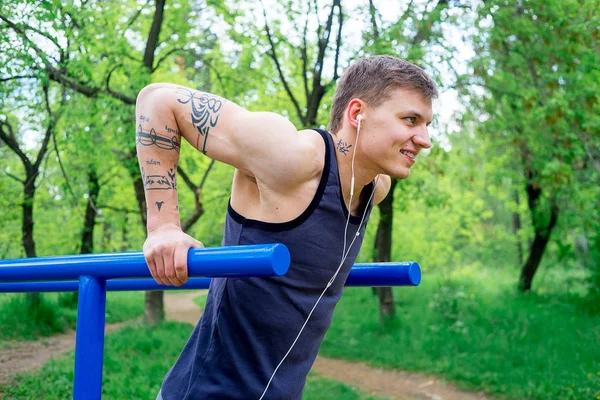 Guy working out outside — Stock Photo, Image