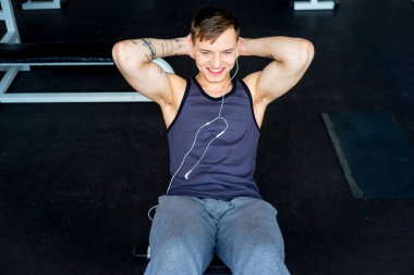 Adam bir spor salonunda