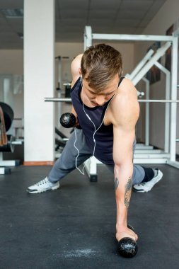 Adam bir spor salonunda