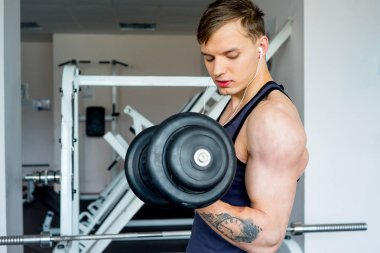 Adam bir spor salonunda