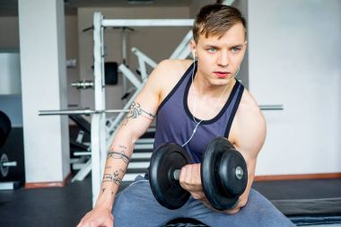 Adam bir spor salonunda