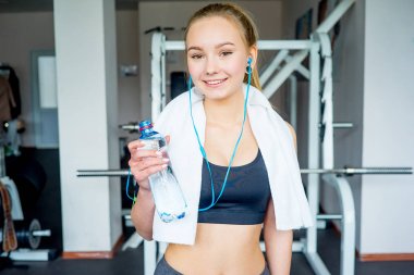 Kızı spor salonunda