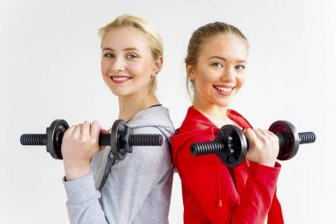 Bir spor salonunda iki kız