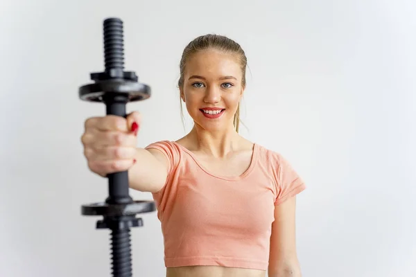 Mädchen in einer Turnhalle — Stockfoto