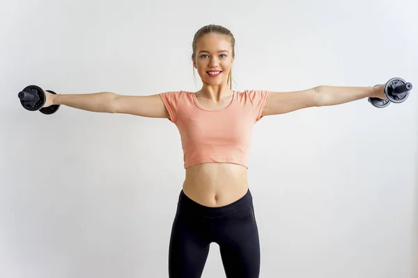 Chica en un gimnasio — Foto de Stock