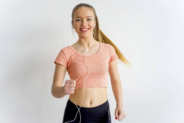 Mädchen in einer Turnhalle — Stockfoto