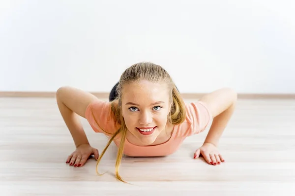 Mädchen in einer Turnhalle — Stockfoto