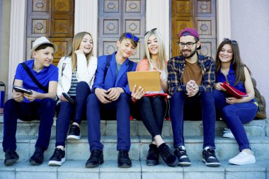 Öğrenciler kampüste