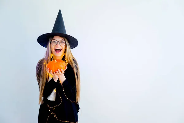 Meisje in een Halloween kostuum — Stockfoto