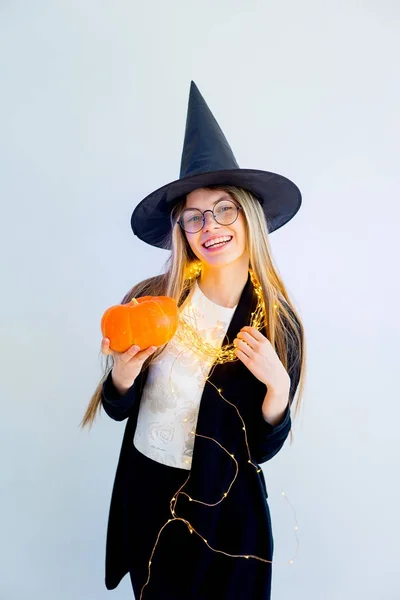 Chica en un disfraz de Halloween — Foto de Stock