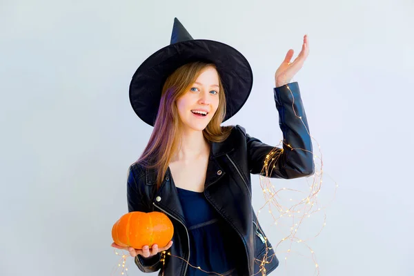 Meisje in een Halloween kostuum — Stockfoto
