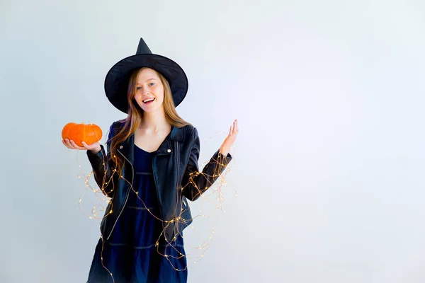 Chica en un disfraz de Halloween — Foto de Stock