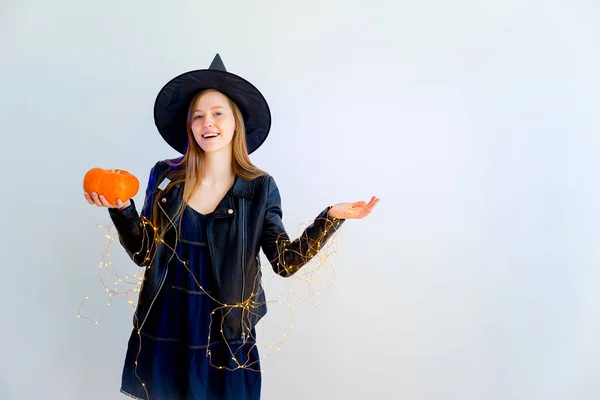 Meisje in een Halloween kostuum — Stockfoto