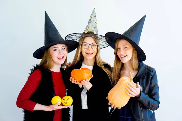 Flickor som firar halloween — Stockfoto