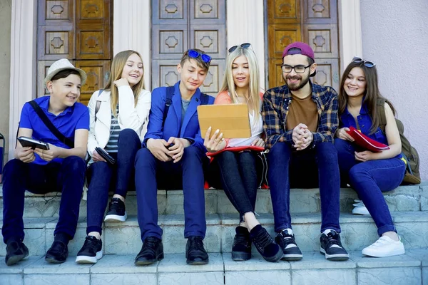 Estudiantes en el campus — Foto de Stock