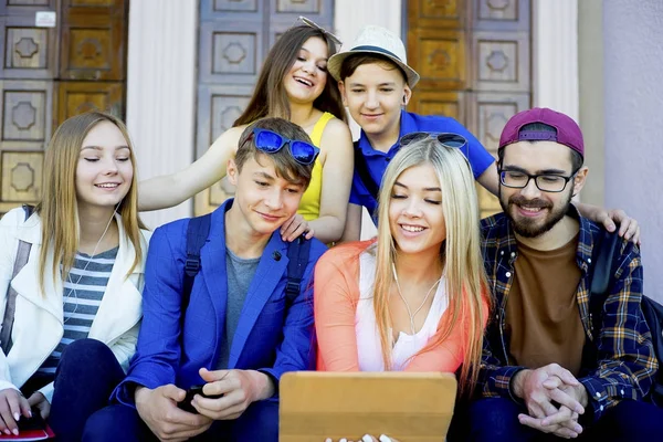 Estudiantes en el campus — Foto de Stock