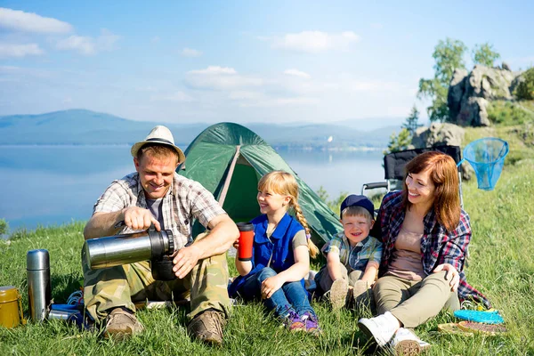 Escursioni famiglia felice — Foto Stock