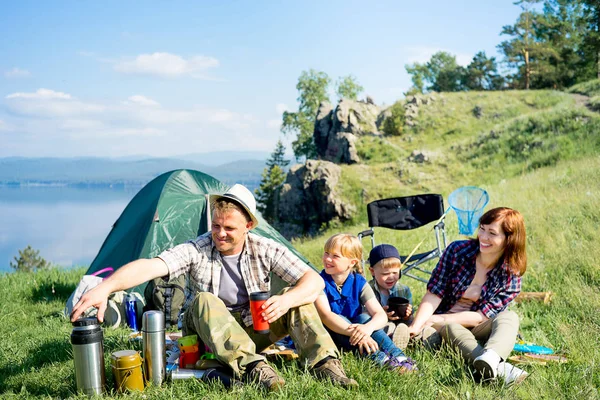 Escursioni famiglia felice — Foto Stock