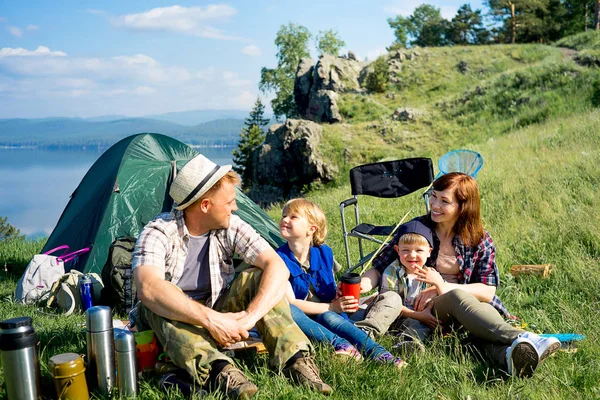 Mutlu aile hiking — Stok fotoğraf