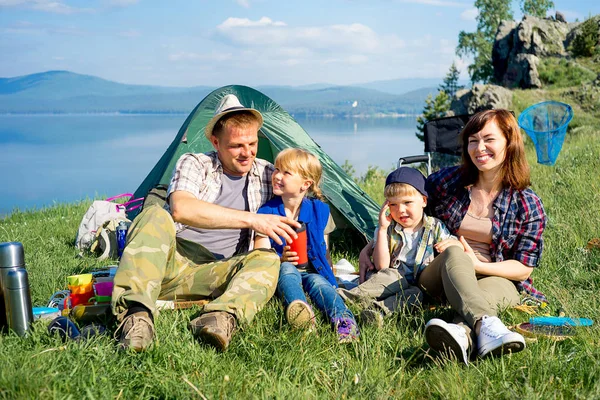 Mutlu aile hiking — Stok fotoğraf