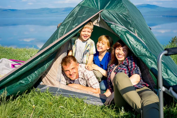 Familia feliz senderismo —  Fotos de Stock