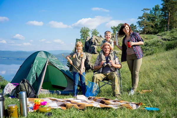 Escursioni famiglia felice — Foto Stock