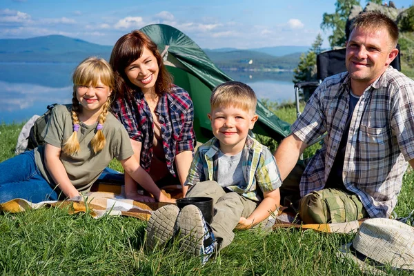 Mutlu aile hiking — Stok fotoğraf