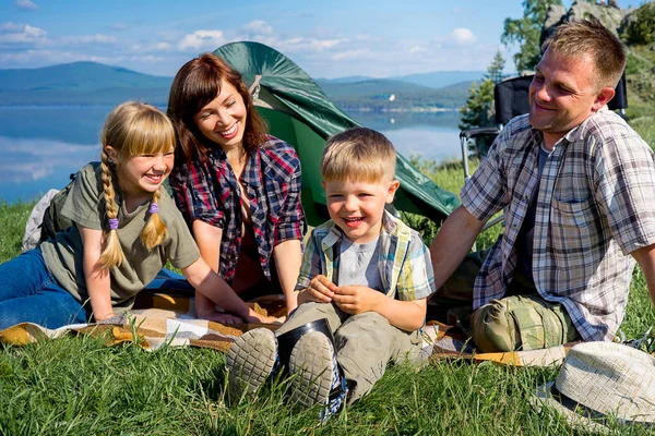 Escursioni famiglia felice — Foto Stock