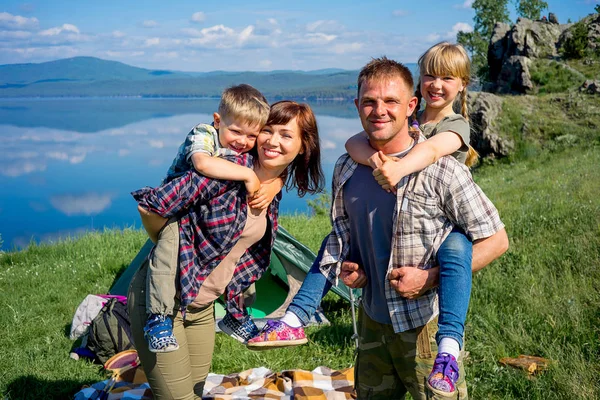 Mutlu aile hiking — Stok fotoğraf